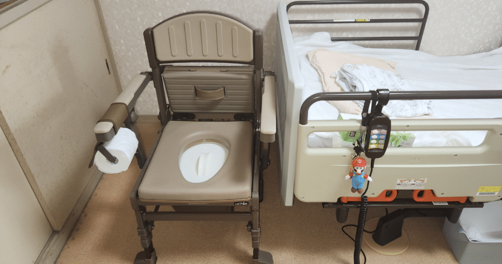 ベッドの頭側に設置したポータブルトイレの様子