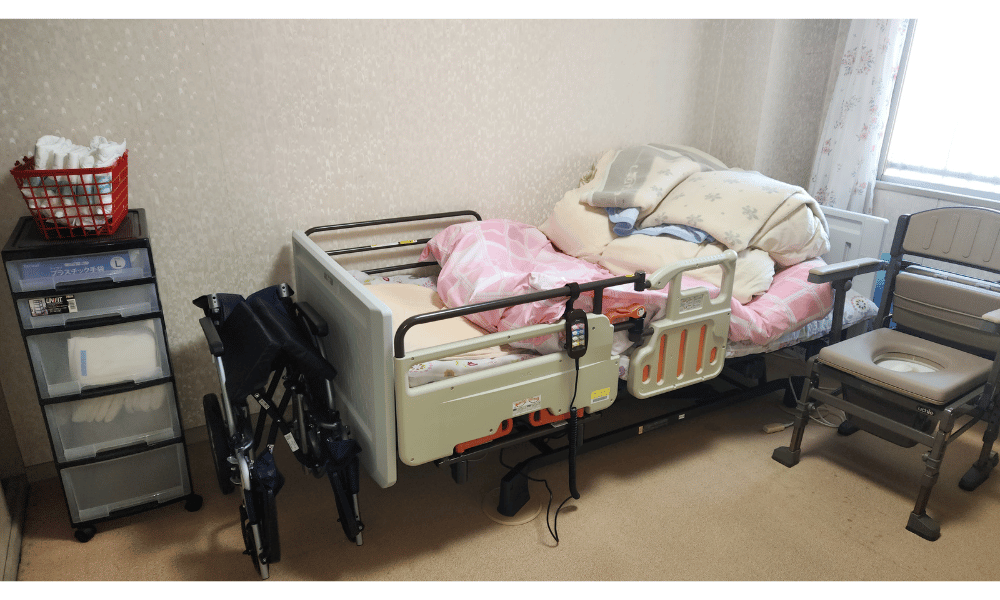 母の5.5畳の実際の部屋(介護ベッド・ポータブルトイレ・車椅子)
